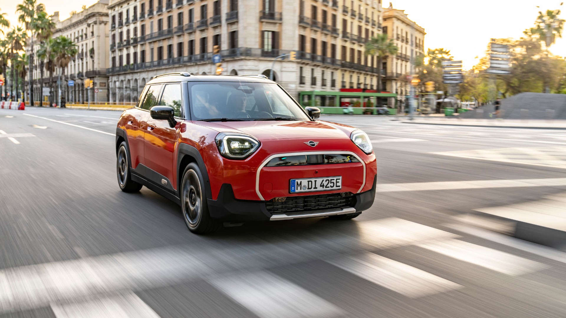 Der Newcomer in der neuen MINI Familie – der erste vollelektrische MINI Aceman – setzt auf ein charakterstarkes Crossover- Konzept, das kompakte Außenmaße mit möglichst viel Platz vereint.